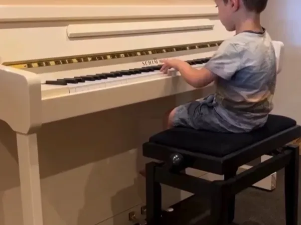 Comment choisir un piano pour un enfant débutant ? Nos conseils d’experts