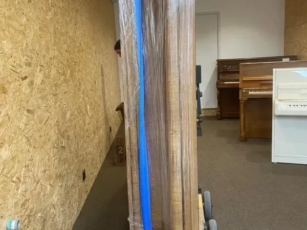 Remise sur pied d'un piano à queue
